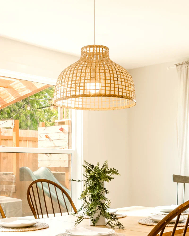 chandelier-with-a-type-bulb-in-dining-room