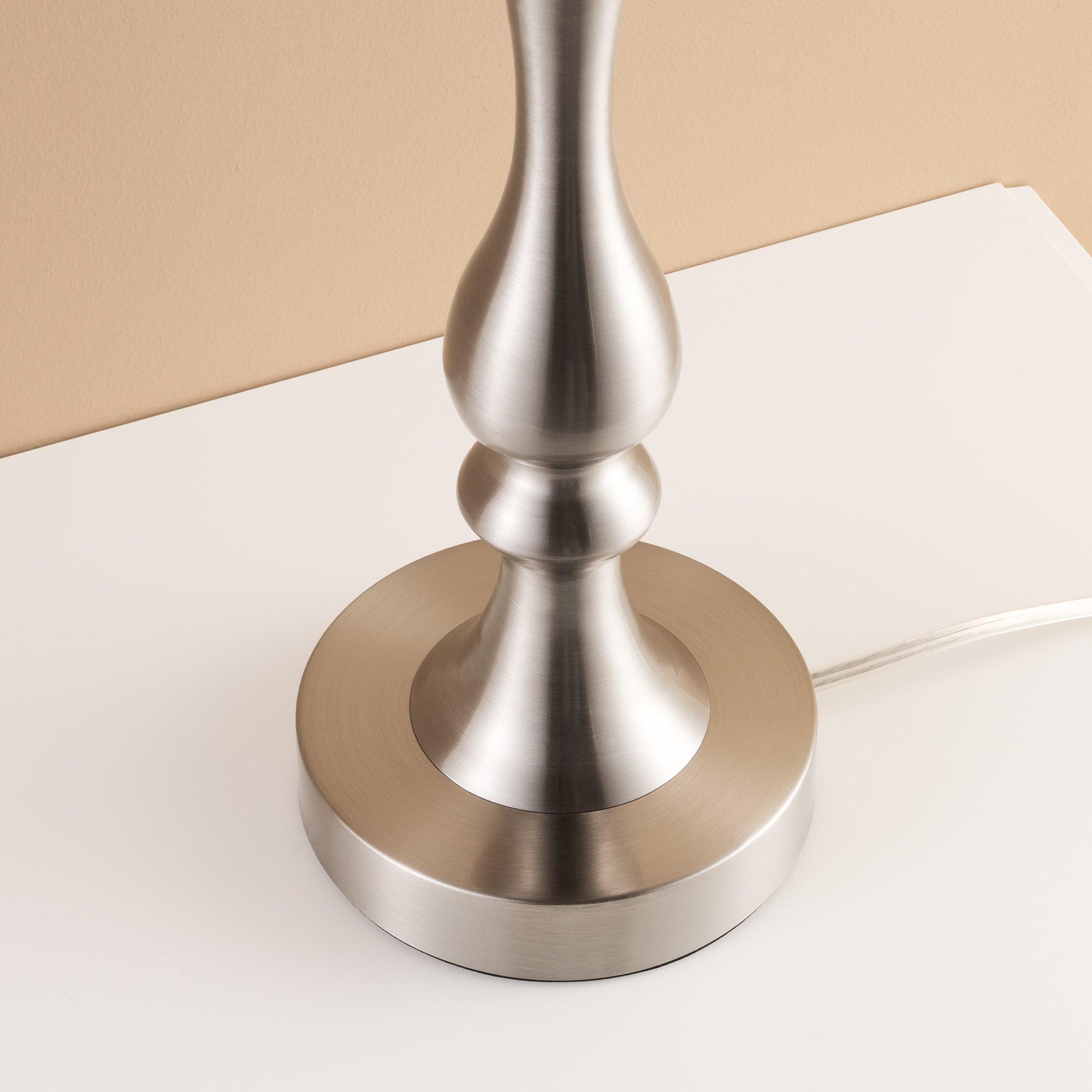 Luxe Traditional Table Lamp with Linen Drum Shade & Pull-Chain Switch